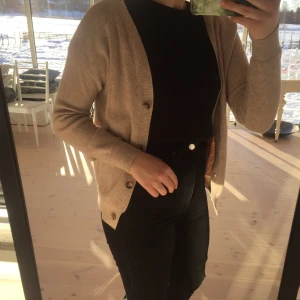 Kofta - Från Shein och är köpt i ett set med ett par liknande byxor, för 299:-. Den är aldrig använd. Frakt tillkommer:)