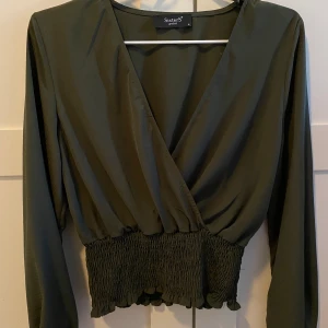 Sisters blus - Militär grön blus med urining, perfekt till fest eller till vardags. Storlek M. Oanvänd. Frakt medräknat i priset🌸