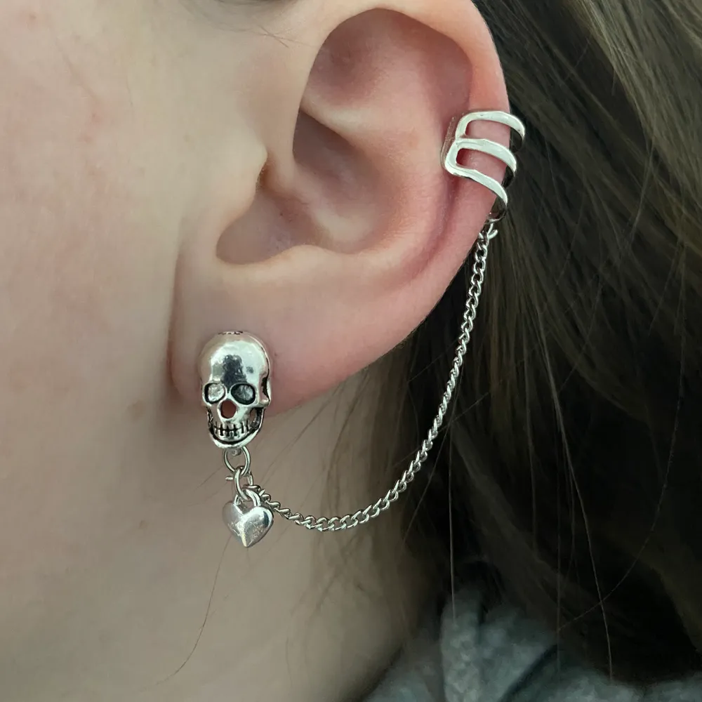 Dödskalle örhängen med en earcuff! Örhängena är rostfria och nickelfria! Frakt 12kr men ingår vid köp av två smycken eller mer!💗. Accessoarer.