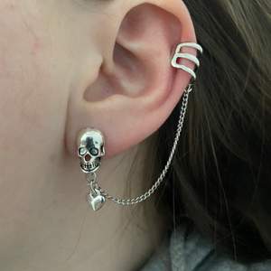 Dödskalle örhängen med en earcuff! Örhängena är rostfria och nickelfria! Frakt 12kr men ingår vid köp av två smycken eller mer!💗