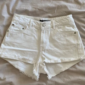 Vita jeansshorts - Säljer dessa jättesnygga jeansshorts från BikBok. Väldigt fin passform och passar både XS och S.