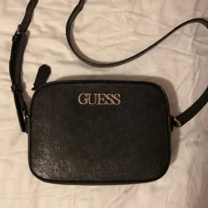 GUESS - Säljer min väska från Guess! Otroligt bra skick, inga repor eller skavanker av något slag då jag ej använt den särskilt mycket. Kan skicka närbilder om så önskas. Köpt för ca 1000kr och säljer för 300kr. Pris kan absolut disskuteras😍