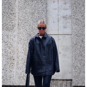 Skinnskjorta från H&M - Slutsåld fuskskinns-skjorta/jacka från H&M i storlek XL. Jag har vanligtvis XS/S, jag har burit den oversized. Frakt tillkommer på 79kr. 