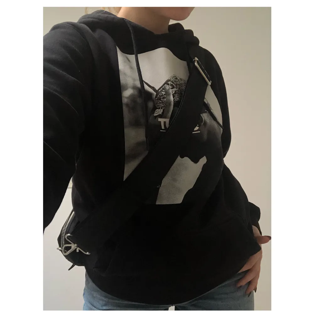 Cool 2Pac hoodie från junkyard ny pris 700kr✨ Är inte 100% säker om jag vill sälja men får se hur mycket jag kan få för den så skriv vid intresse:D Ska kolla upp frakten ikväll. PRIS KAN DISKUTERAS!. Hoodies.