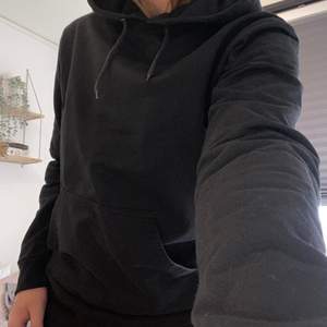 Svart hoodie från IStay, köpt på carlings