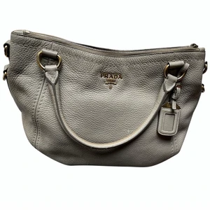 Prada väska  - Grå Prada väska, lite sliten på baksidan 