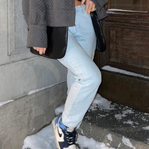 Blåa  Jeans  - Ljus blåa jeans från NAKD strl 40, knappt använda. Sitter stort (trendigt) på mig som är en 36/38. 