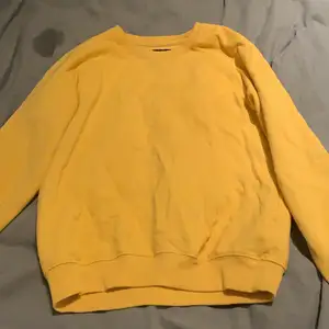 Gul sweatshirt som har använts ca 2 gånger.