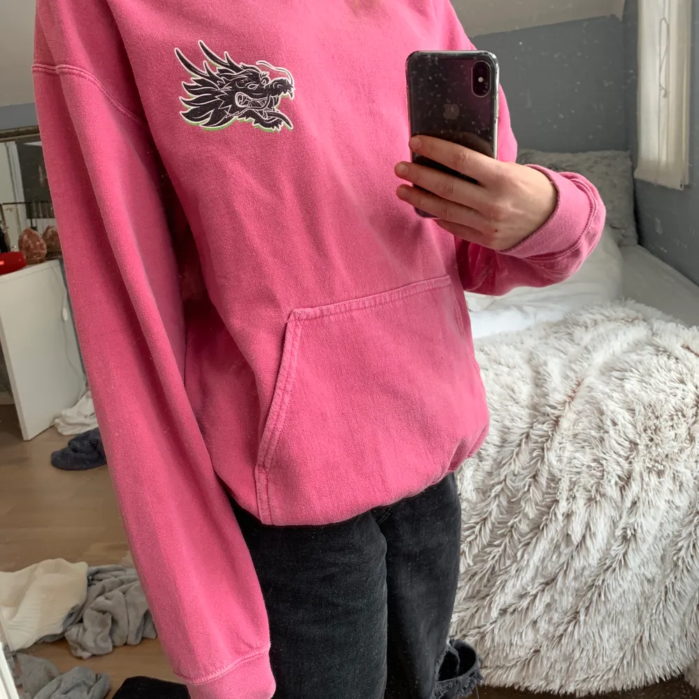 Super snygg rosa hoodie från UrbanOutfitters. Med as coolt tryck på ryggen och bröstet! Kan gå ner i pris vid snabbt köp. Tröjor & Koftor.