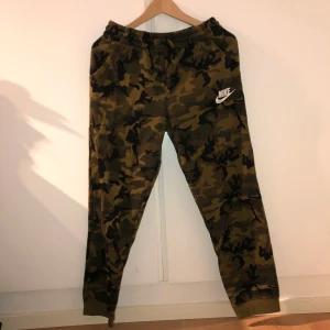 Nike mjukisbyxor 36/38 - Mjuka fleece mjukisbyxor från Nike. Köpt i barnstorlekar men passar 36-38 i damstorlekar. Köparen står för frakt😊