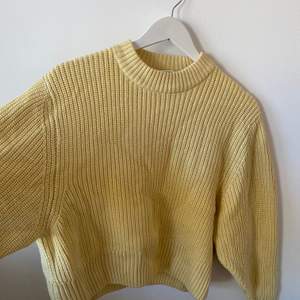 En gul stickad tröja ifrån monki som är i bra skick. Tröjan är i bra skick men jag säljer den då den inte används. Spårbar frakt: 66kr ☺️☺️