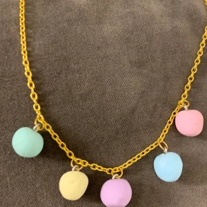 Pastellfärgade halsband - Detta är ett nickelfrit halsband i pastellfärgade färger. Det är även handgjort 