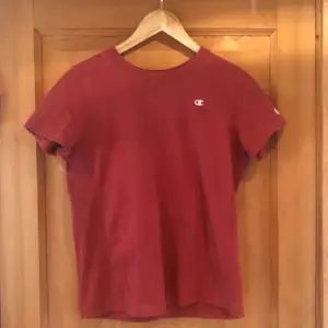 Snygg röd champion t-shirt som är köpt på Urban Outfitters för 350kr🌹. Säljer pga att den blivit för liten. Frakt tillkommer!📦