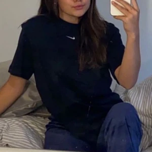 Nike tshirt - Säljer min snygga nike t-shirt! Använd fåtalgånger💕Buda i komentarerna!✨