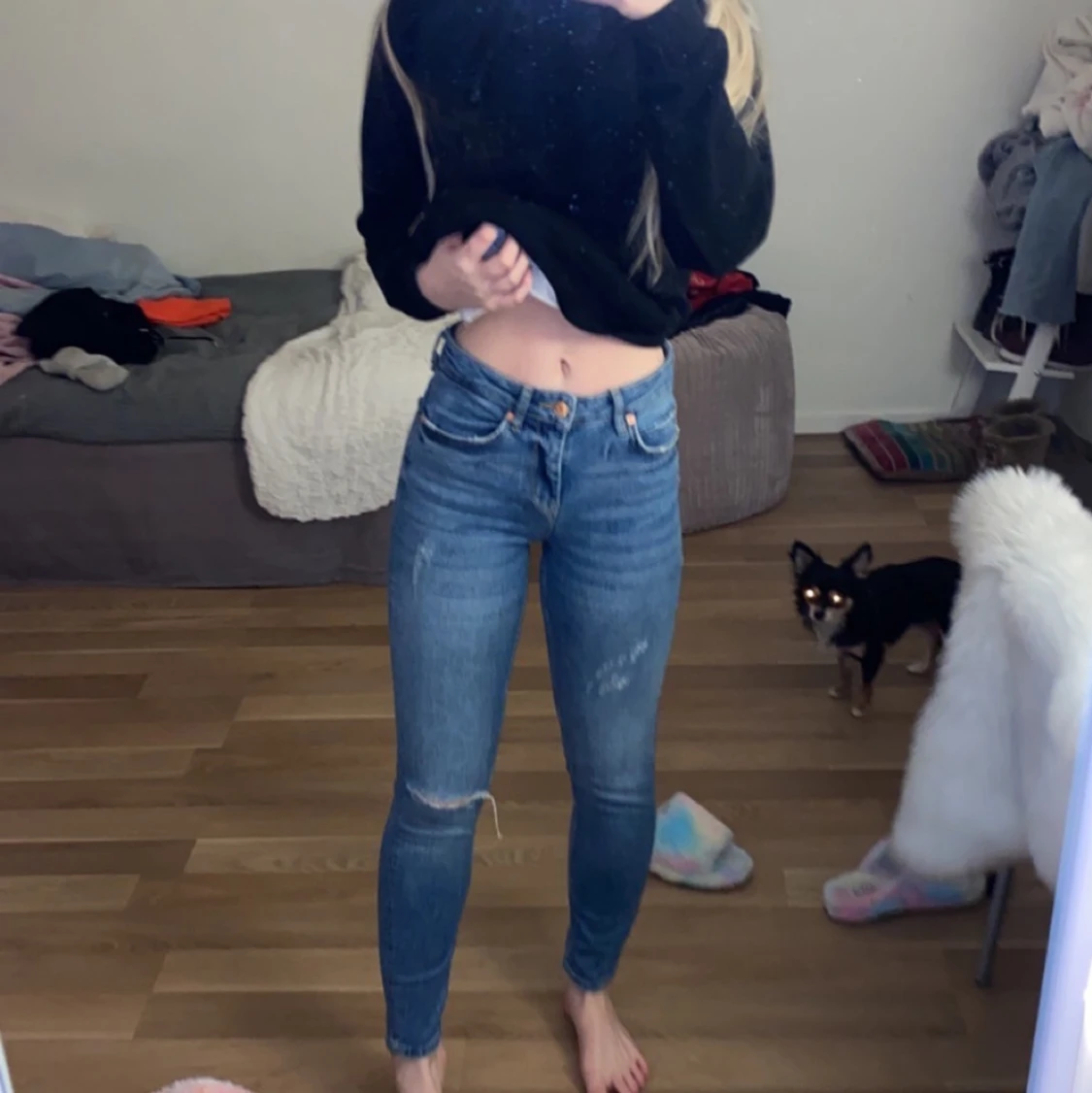 Jeans med slitning vid knät  - 90