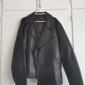 "Skinnjacka" Only & sons - Helt oanvänd fejk skinnjacka från  Only & Sons storlel xl. 
