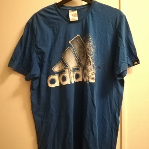 Adidas tshirt  - Oversized Adidas tshirt. Storlek M. Bra skick. Perfekt för en frän oversized look. 