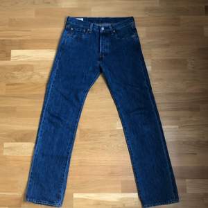 Levis jeans, raka i typiska jeans-tvätten. Mer eller mindre helt nya och aldrig använda. 