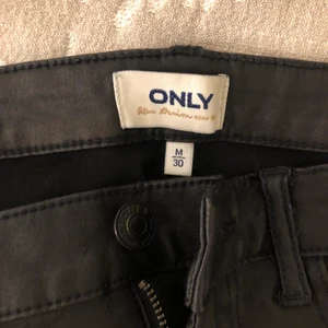 Skinnbyxor  - Superfina svarta skinnbyxor från only, storlek M och därav för stora så jag säljer dem❣️pris diskuteras kom privat, köparen står för frakt