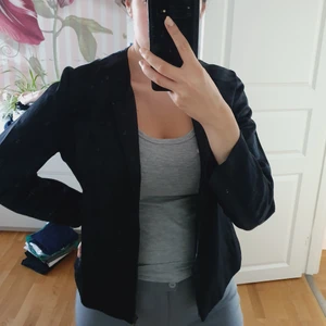 Blazerjacka svart medium - Svart blazer-liknande jacka med dragkedja. Svårt att visa på bild. Passar m. Ställ frågor för fler bilder. Köpare står för frakt.