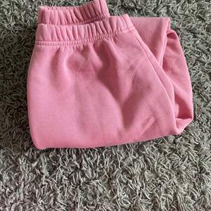 Säljer mina Gina Tricot mjukisbyxor i färgen rosa. Väldigt bekväma dock för stora för mig. Skriv för mer bilder. 