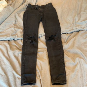 Svarta jeans - Svarta jeans med hål från lager 157. Strl. XS, använt skick.