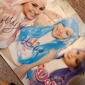 Dollystyle plansch!!  - Haft mycket länge. Använd. Dom som är på bilden har signerat! Lite skrynklig men fiin!!