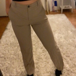 KOSTYMBYXOR FRÅN BRANDTEX - Fina ”sand” färgade kostymbyxor i storlek 38 💘 byxorna är otroligt sköna och passar mig som vanligtvis 34 i byxor men är lite för långa på mig. Byxorna passar såklart personer med storlekar från 34-38💕Byxorna passar nog dom som är ca 1,65🤍annars jättefina. Säljer för 150kr + Frakt 