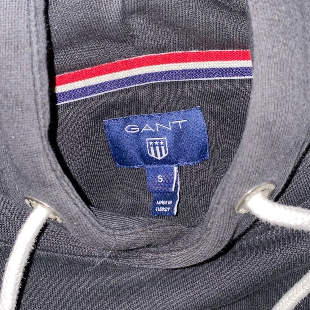 Använd, skick 7/10 endast en flaw vilket är att ”GANT” loggan har suddats bort från ena snöret. Strl S och är TTS. Nypris runt 700kr. Neuletakit & Villapaidat.