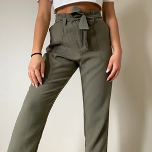 ONLY höga byxor - Jag säljer dessa snygga och bekväma byxor från ONLY som har ett skärp som framhäver midjan snyggt! De har inte kommit till användning. Köpare står för frakten. Om flera är intresserade blir det budgivning.