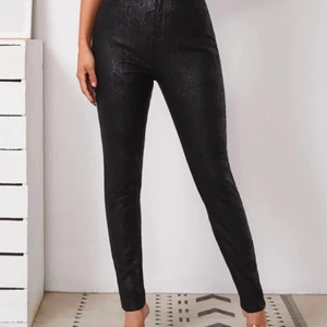 Knapp ormhud tryck jeans i storlek L - Här säljer jag ett par byxor som inte har används och dom är från SHEIN. 