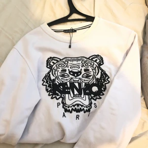 Kenzo tröja - Kenzo tröja vit, strl S passar XS och M beroende på hur man vill den ska sitta! Oanvänd (ej äkta) 🤍 super bra kvalité på tröjan, ingen basic. 