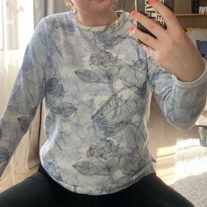 Blommig sweatshirt - Blå blommig sweatshirt i storlek S