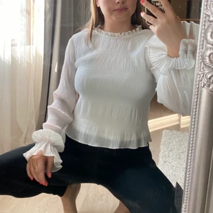 Vit blus - Vit blus från nelly i storlek 38, lite missfärgad av foundation på insidan men inget som syns när den är på