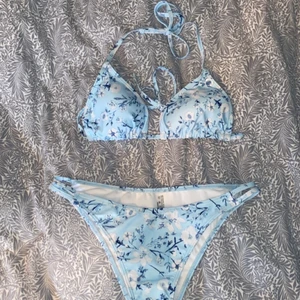 Blå trekantsbikini - En superfin bikini från SHEIN i strl L, men skulle säga att det är en S/M. Säljer då överdelen är för liten för mig. Endast använd en gång. Bikinin har en detalj på sidorna av underdelen som är väldigt fin.