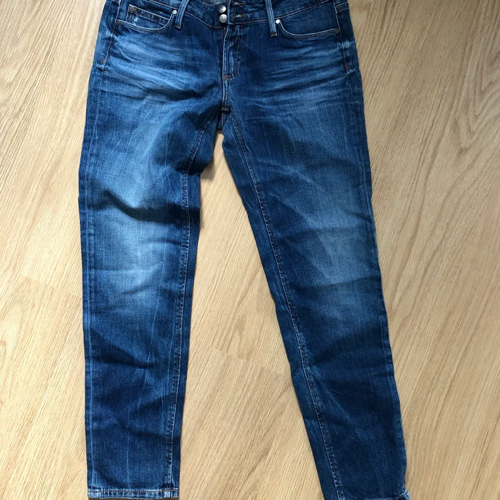 Helt nya jeans från märket Tommy hilfiger. Har inte kommit till användning tyvärr. NYPRIS: 1690kr . Jeans & Byxor.