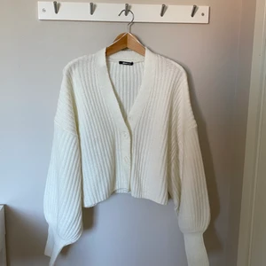 Tröja från Gina Tricot - Enkel & söt kofta från Gina Tricot! Superfin både knäppt och öppen 😍 Säljes då den inte kommer nog till användning. Önskas fler bilder, så skriv privat! Frakt tillkommer!