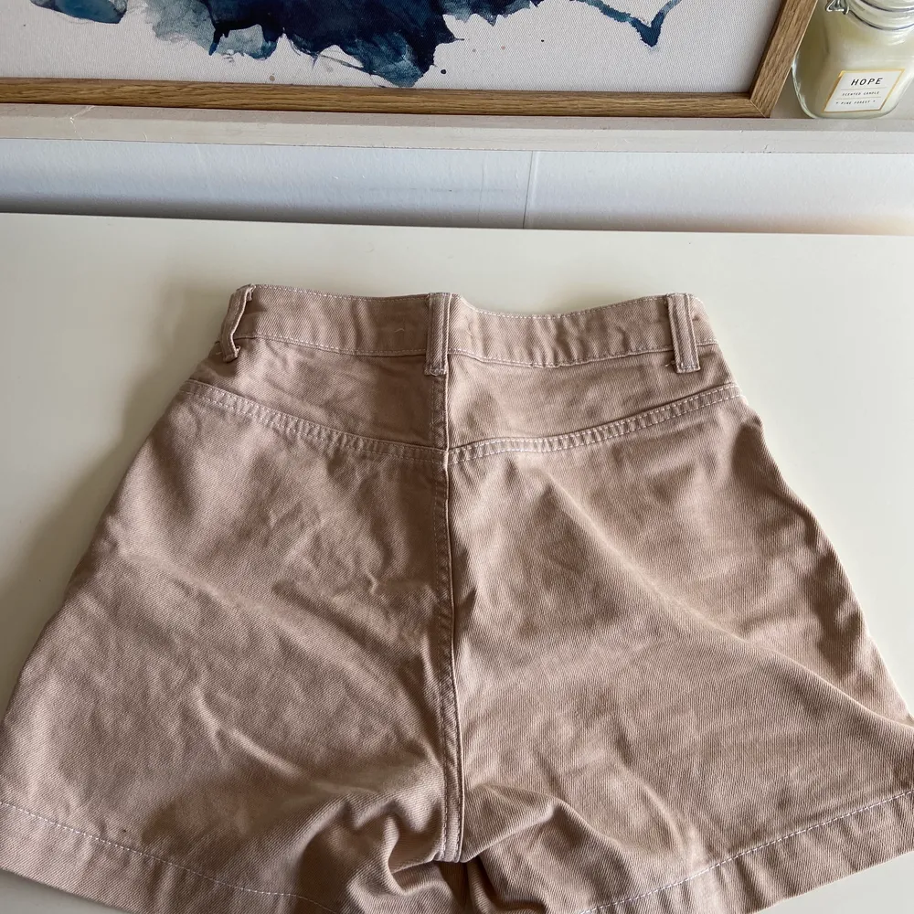 Ljusbeige shorts i jeanstyg från Gina Tricot. Endast använda en gång och säljer pga för små. Storlek 36. Shorts.