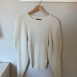 Tröja från Gina Tricot - En så fin stickad tröja från Gina Tricot! På mig sitter den rymligt! Tröjan har ett litet hål i armhålan, därav priset. Skulle dock tro att hålet går att sy igen relativt enkelt 😍 Säljes då den är för stor för mig! Önskas fler bilder, skriv privat! Frakt tillkommer.