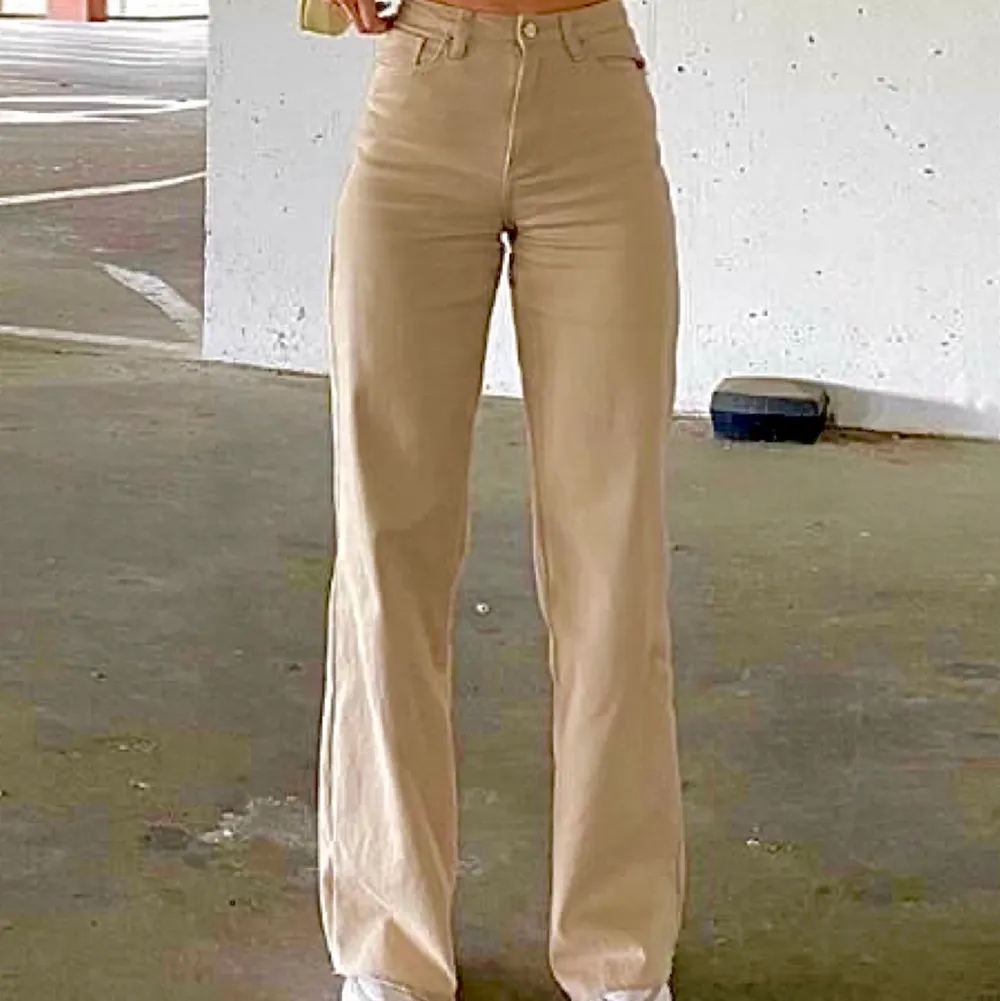 Populära monki Yoko wide leg jeansen i färgen beige, storlek 24 sitter som S. Sparsamt använda🤍. Jeans & Byxor.