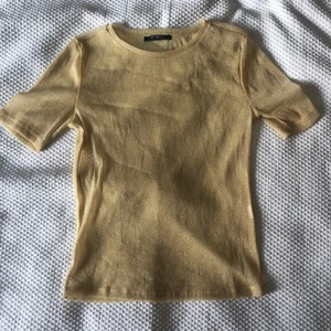 Zara mesh t-shirt - Super cool guld glittrig mesh tröja från zara. Säljs pga garderobsresning. Priset är exklusive frakt. Om du vill mötas upp göra jag det helst vid Stockholms östra eller Mörby centrum❤️⭐️