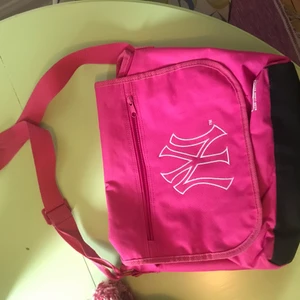 Väska - Fin och rätt stor väska! Perfekt till skolan eller stan! 