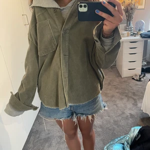 Zara jacka - Säljer denna jättefina Manchester jeans jackan från zara❣️Sjukt snygg och perfekt nu in för vintern😇nyskick, storlek Xs