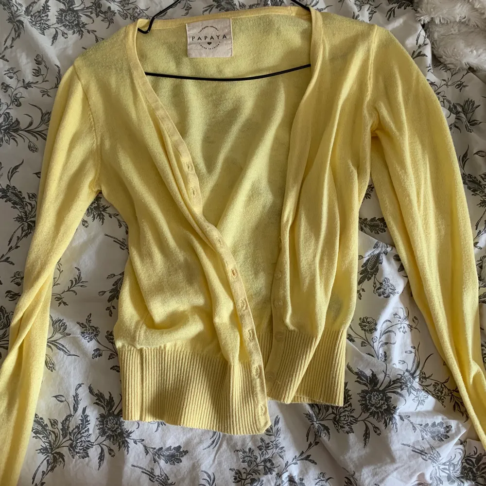 jättesöt gul tröja med knappar. köpt på second hand men knappt använd sen det. säljer pga att jag tycker den sitter lite tajt i armarna på mig.💕. Tröjor & Koftor.