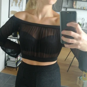 Offshoulder croptop, strl M - Croptop från NLY TREND. Jättefin offshoulder modell. Använd fåtalet gånger så som ny, trumpetärm