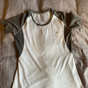 Bekväm träningströja  - Materialet på denna träningströja har jag upplevt som väldigt skönt och kliar inte. Använd ett fåtal gånger🥰