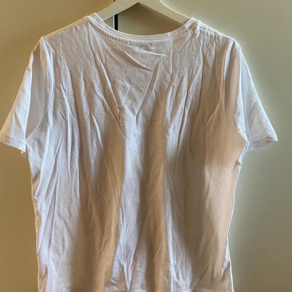 Skön lite oversized t-shirt från zara, knappt använd, köparen står även för frakt kostnaden . T-shirts.