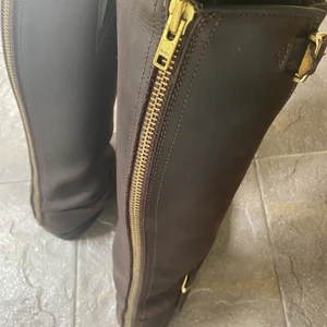 Johnny bulls stövlar - Näst intill nyskick, bara använda några fåtal gånger! Bruna med guldkedja storlek 38. Nypris runt 1700