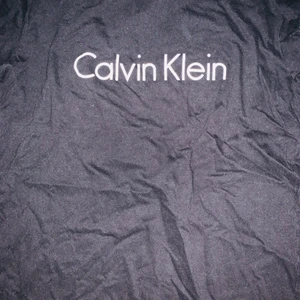 Calvin Klein T-shirt - Bra skick 