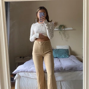 Klassiska byxor från bikbok  - Säljer mina byxor från bikbok. De är sparsamt använda då jag tycker dem sitter lite för löst på mig. Jättefina i färgen och man får väldigt fin bakdel. ❤️